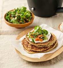Crêpes salées à l'avoine et au levain, accompagnées de fromage frais et d'une salade