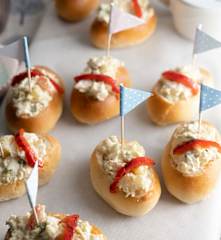 Barchette ripiene di insalata uova e tonno