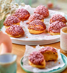 Rosa Schokoladen-Kokos-Choux (Windbeutel)