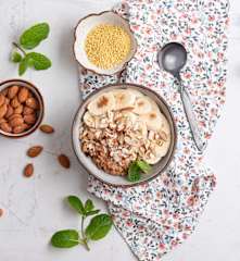 Kakaowa jaglanka z bananem i migdałami