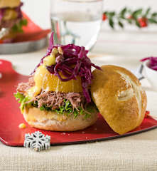 Hamburguesa de confit de pato y lombarda con salsa de naranja