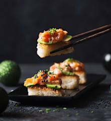 Nigiri crujiente con salmón