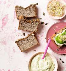 Pan de chía y almendras con topping de aguacate
