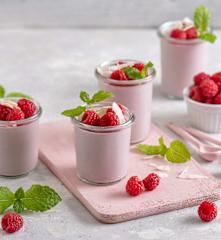 Wegańska panna cotta malinowo-kokosowa