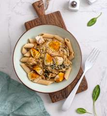 Makaron z kurczakiem i szpinakiem w sosie curry