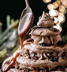 Pavlova au chocolat, caramel et noix de pécan en forme de sapin