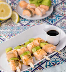 Spiedini di salmone e avocado