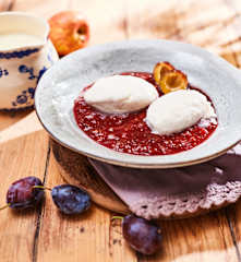 Zwetschkenkoch mit Schneenockerln