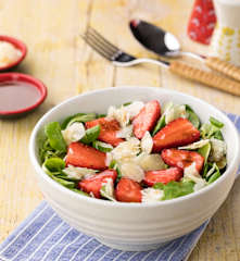 Insalata di fragole, soncino e Parmigiano reggiano