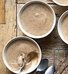 Petite crème aux dattes et à la boisson à l'amande