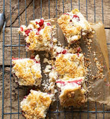 Carrés de crumble coco-framboise