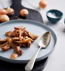 Schweinefleischstreifen und Zwiebeln anbraten