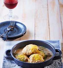 Hamburguesas de ternera rellenas de queso en salsa de almendra