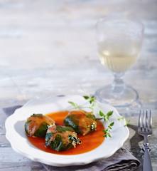 Tortitas de carne en cama de espinaca con salsa roja